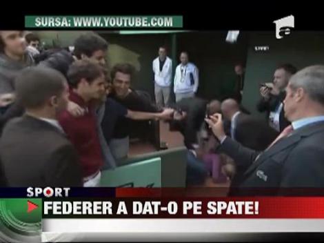 Fetele cad pe spate la aparitia lui Roger Federer