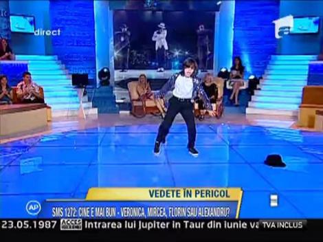 Alexandru il imita pe Michael Jackson