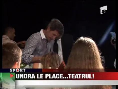 Fetelor de fotbalisti le place teatrul