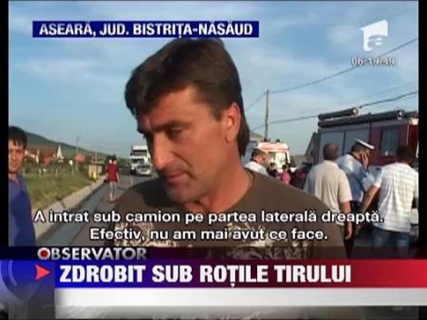 Zdrobit sub rotile TIR-ului