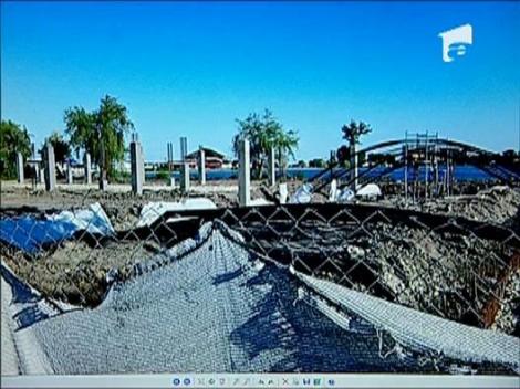 Drumul catre plaja din Olimp este "impenetrabil" din cauza lucrarilor