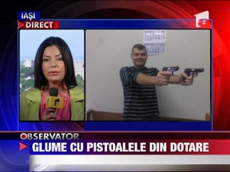Un politist din Neamt s-a pozat cu doua arme in mana