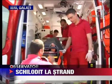 Tanar de 17 ani schilodit la strand