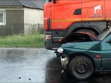 Masina strivita intre doua TIR-uri