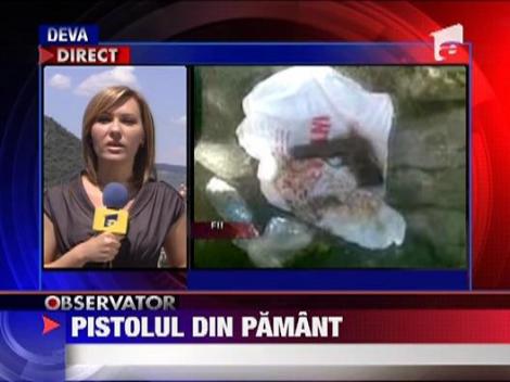 Pistol descoperit in fata unui hotel