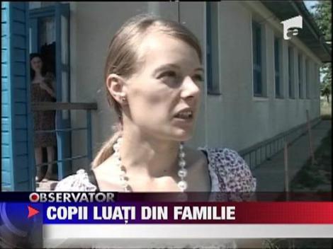 Copii luati de asistentii sociali din familie