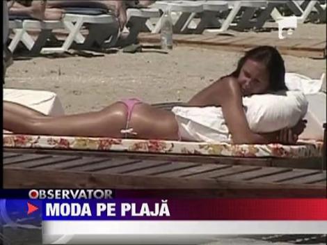 Costume inflorate in culori tari si accesorii, moda de pe plaja