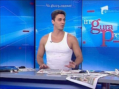 Mircea Badea isi arata pectoralii
