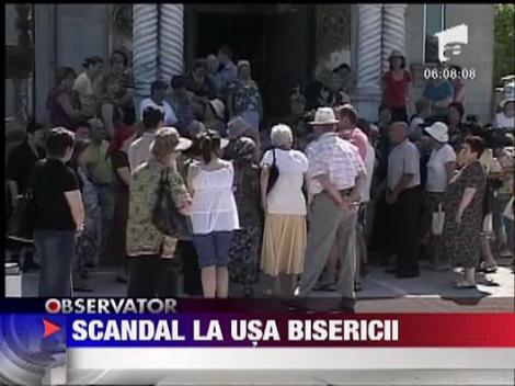 Scandal la usa bisericii