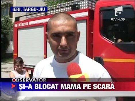 Si-a blocat mama pe scara