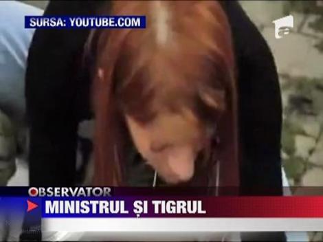Ministrul Turismului din Italia s-a jucat cu un tigru