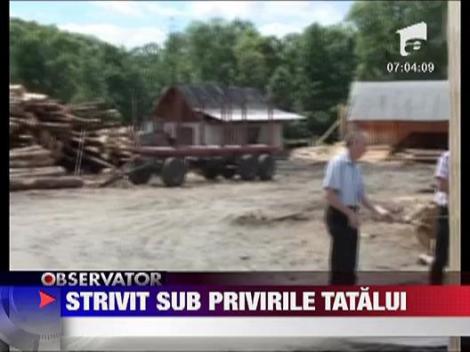 Strivit sub privirile tatalui