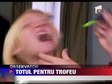 O mama isi chinuie copiii pentru un trofeu!