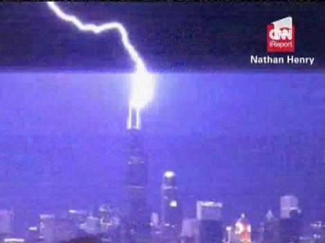 Imagini spectaculoase! Cladire lovita de fulger