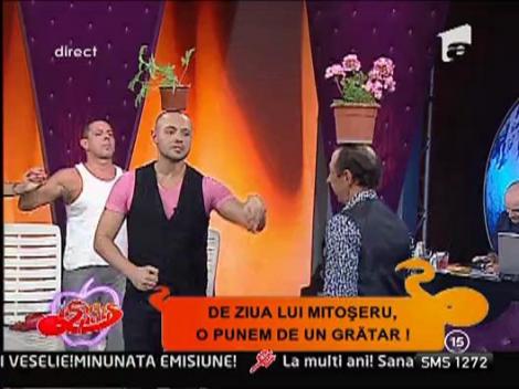 Mitoseru danseaza cu ghiveciul pe cap