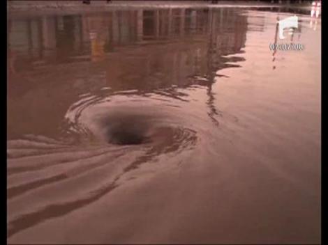 Cod portocaliu de ploi torentiale si vant puternic in Bacau