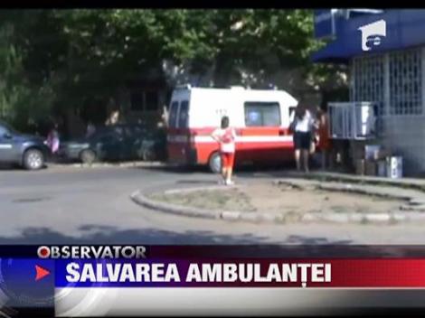 Salvarea salvata: O ambulanta cu motorul inecat, impinsa de cinci oameni saritori