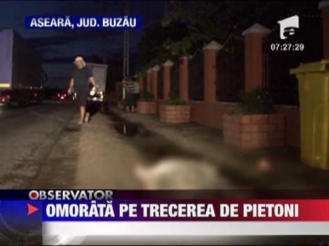 Femeie spulberata pe trecerea de pietoni