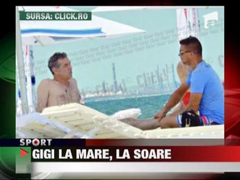 Gigi Becali s-a relaxat pe plaja
