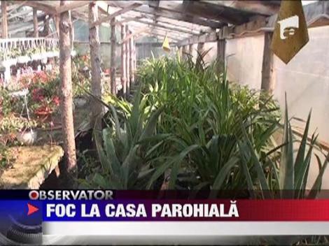 Casa parohiala mistuita de flacari