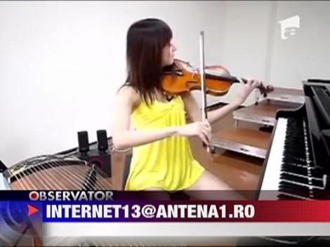 O femeie canta la 3 instrumente in acelasi timp