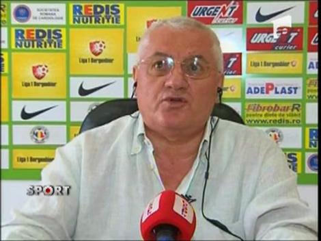 Mitica rade, de puciul ratat, de la palat