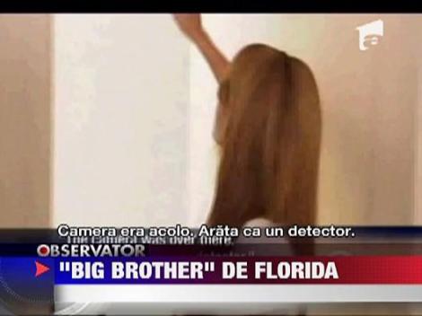 Tinere filmate cu camera ascunsa