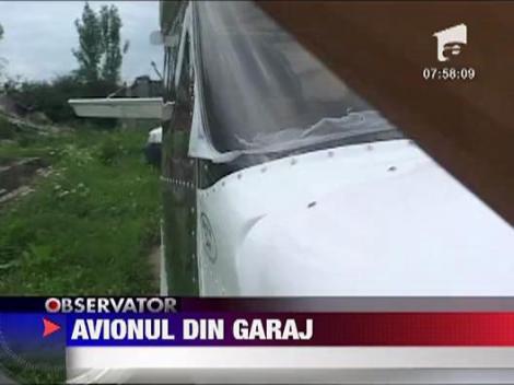 Avionul din garaj