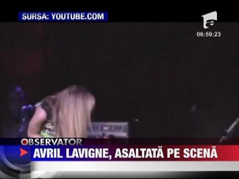 Avril Lavigne atacata de un fan