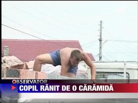 Copil bagat in spital de o caramida