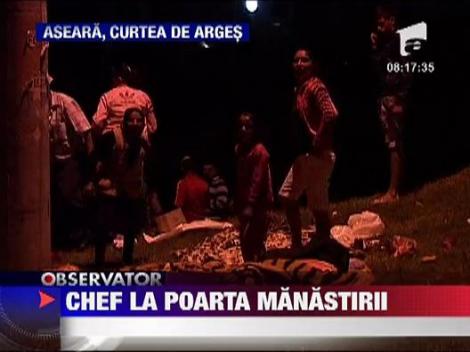 Chef la poarta manastirii Curtea de Arges