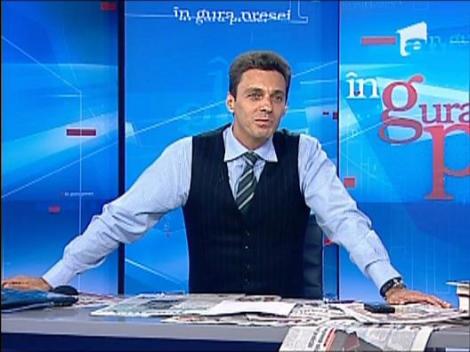 Un grup de alpinisti se uita la "In gura presei" pe Mont Blanc