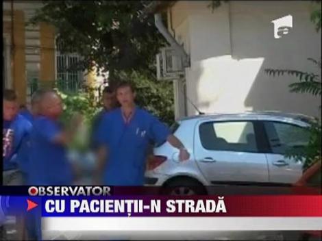 Pacient plimbat cu targa prin oras