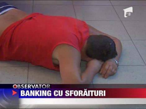 A adormit pe masa bancomatului