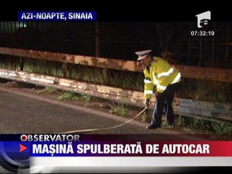 Masina facuta praf de un autocar