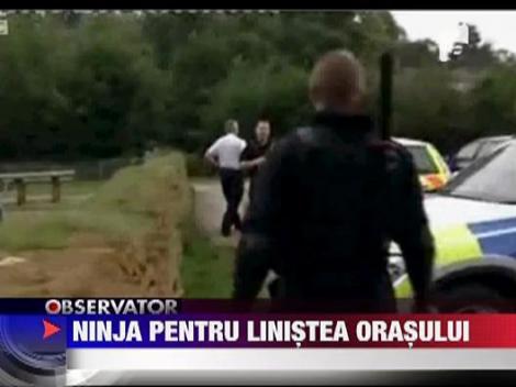 Un britanic pazeste strazile imbracat in ninja