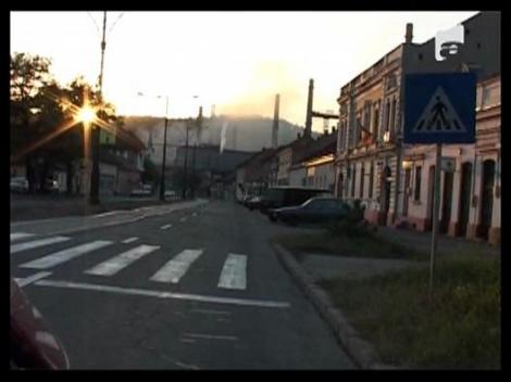 Nori rosii de fum deasupra Resitei