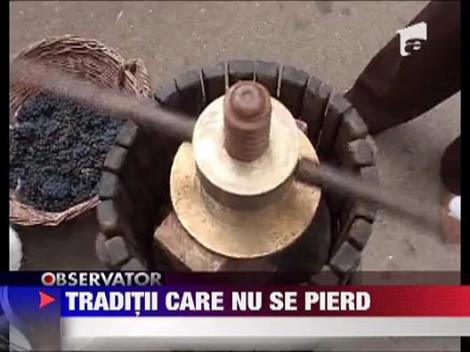 Zeci de mesteri populari din zona Moldovei s-au adunat la Vaslui