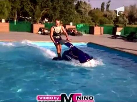 Un tanar s-a plimbat cu skijet-ul in piscina
