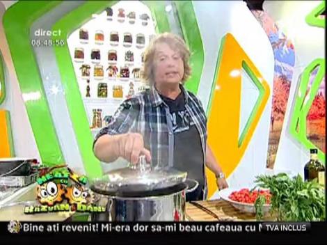 Supa de rosii cu taietei de casa si crutoane de branza