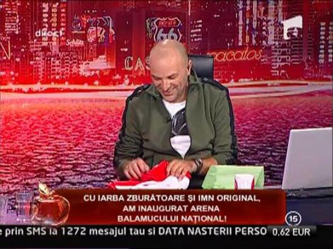 Dan Capatos a primit cadou un tricou