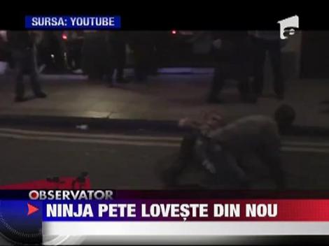 S-a filmat ingropat sub un teanc de bani