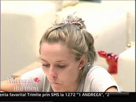 Fetele discuta in casa despre soacre si despre baieti