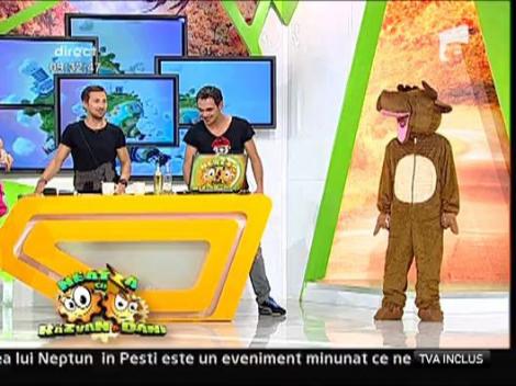 Vezi in ce costum de super-erou va sari Roxana Vancea din avion