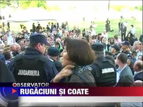 Sute de pelerine s-au calcat in picioare la sfintirea unei biserici, in Arad