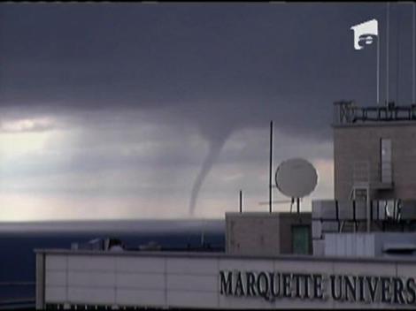 Tornada de apa deasupra lacului Michigan