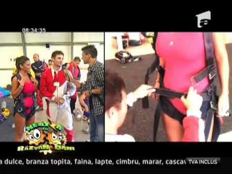 Roxana Vancea a sarit cu parasuta in costum de baie!