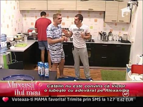 Victor face avansuri si altor fete, chiar daca este cu Alexandra!