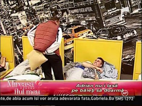 Adrian nu-i lasa pe baieti sa doarma