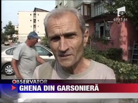 Un batran din Targu-Jiu si-a terorizat vecinii cu pasiunea de a colectiona gunoaie